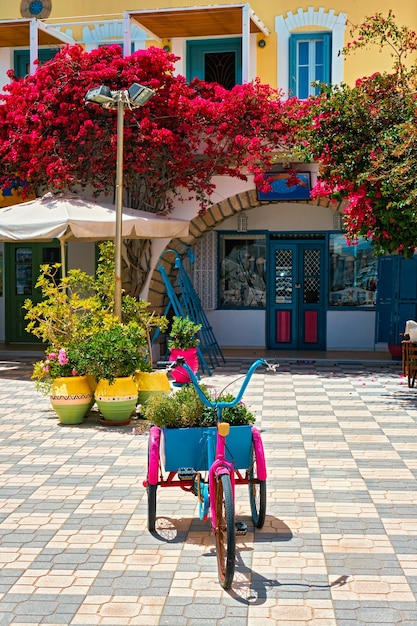 Straat met kleurrijke huizen in adamantas-stad op milos-eiland in griekenland