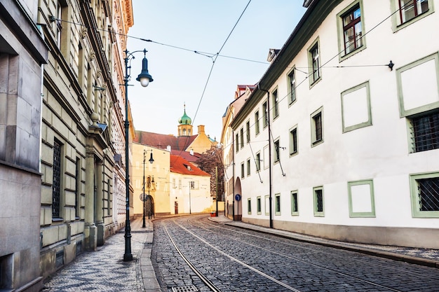 Straat met oude gebouwen in de oude stad, Praag, Tsjechië