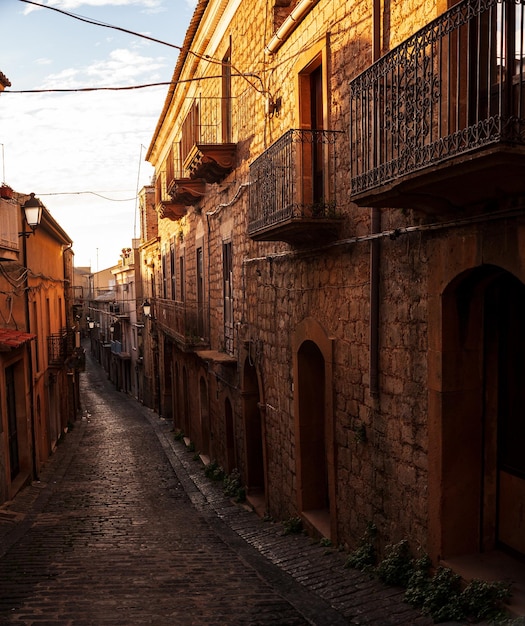 Straat met oude huizen in de provincie aidone enna, sicilië in italië