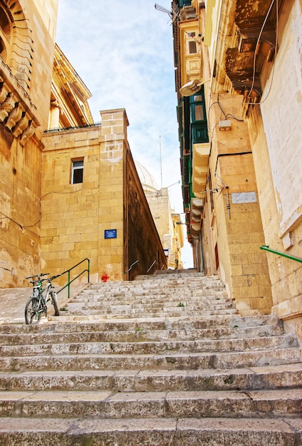 Straat met trap in het oude stadscentrum van Valletta, Malta