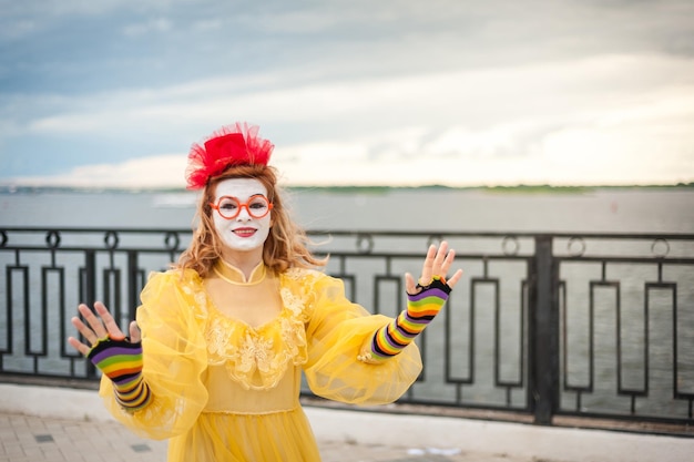 Straat MIME probeert in de lucht te zweven