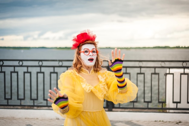 Straat MIME probeert in de lucht te zweven