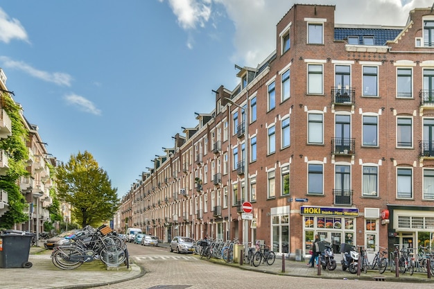 Straat te midden van gebouwen tegen de lucht