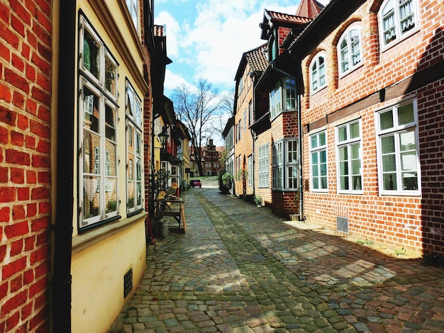 Foto straat te midden van gebouwen tegen de lucht