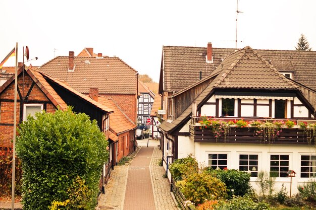 Foto straat te midden van gebouwen tegen de lucht