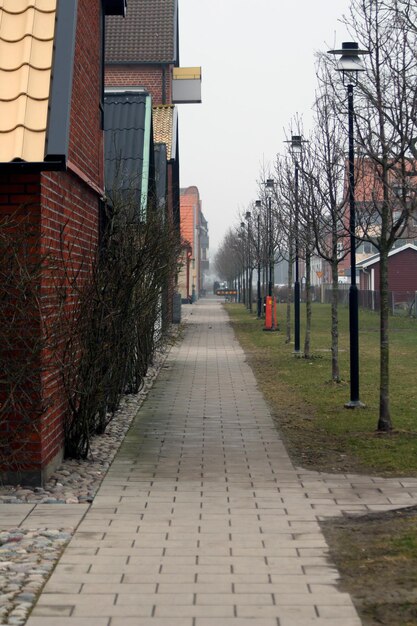 Straat te midden van gebouwen tegen de lucht