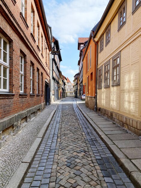 Foto straat te midden van gebouwen tegen de lucht