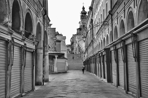 Straat tussen gebouwen in de stad