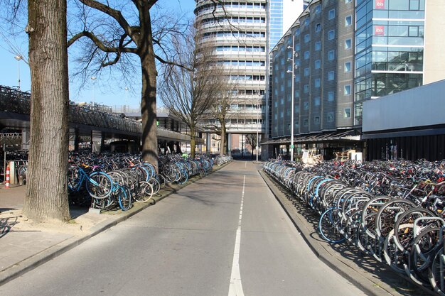 Foto straat tussen gebouwen in de stad