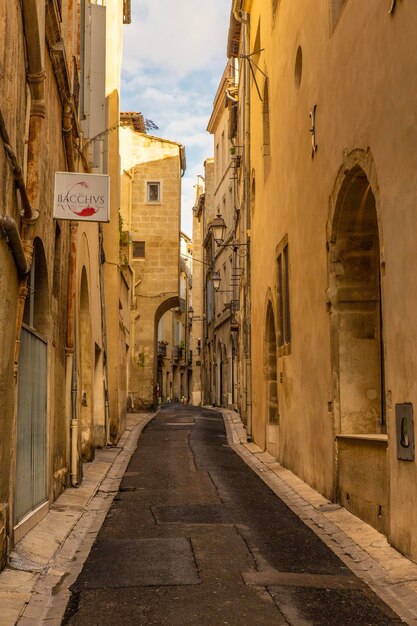 Foto straat tussen gebouwen montpellier frankrijk