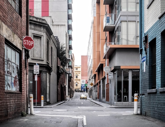 Straat tussen gebouwen