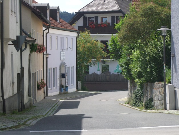 Foto straat tussen huizen en gebouwen in de stad