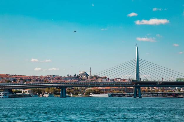 Straat van de bosporus en de galatabrug.