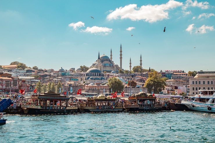 Foto straat van de bosporus en de suleymaniye-moskee.