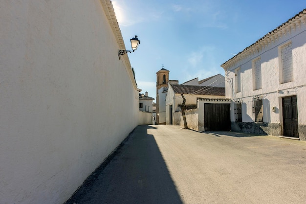 Straat van een dorp in de bergen van Granada Spanje