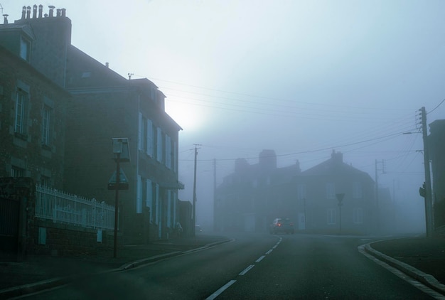 Straat van een kleine Franse stad in de mist