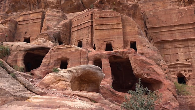 Straat van gevels in Petra Jordan Werelderfgoed