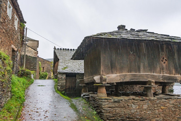 Straat van het landelijke dorp San Emiliano in Asturië