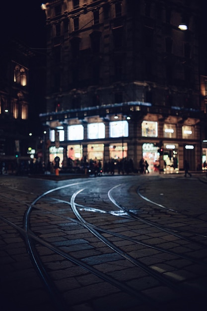 Foto straat verlichten door het bouwen van lichten's nachts.