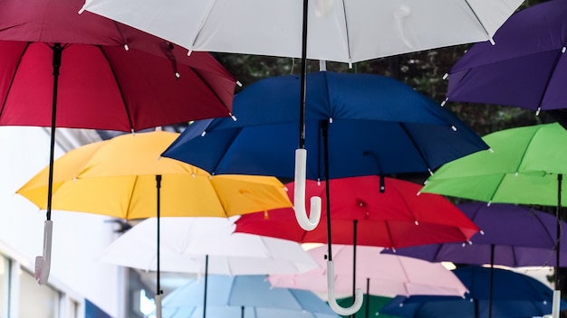 Straat versierd met gekleurde paraplu's. veel parasols kleuren de lucht in de stad