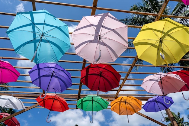 Straat versierd met gekleurde parasols eiland Koh Phangan Thailand