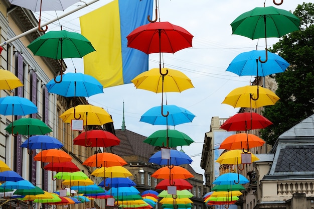 Straat versierd met gekleurde parasols.Lviv Oekraïne.