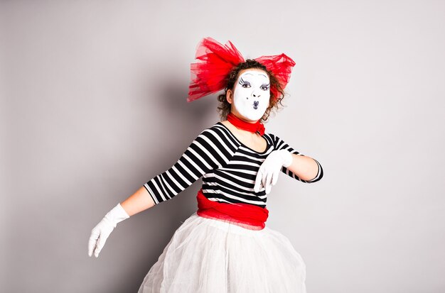 Foto straatartiesten treden op, mime in april fools day.