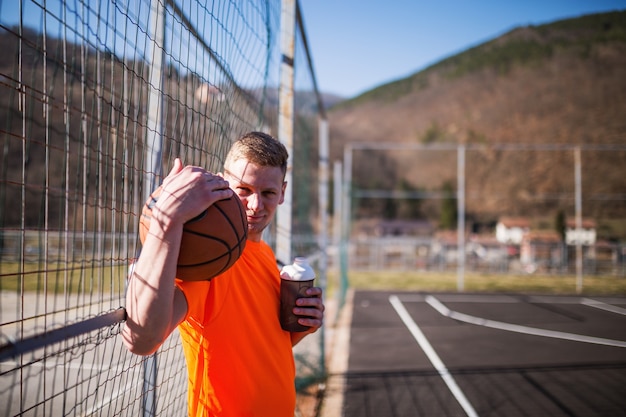 Straatbasketbalspeler met bal