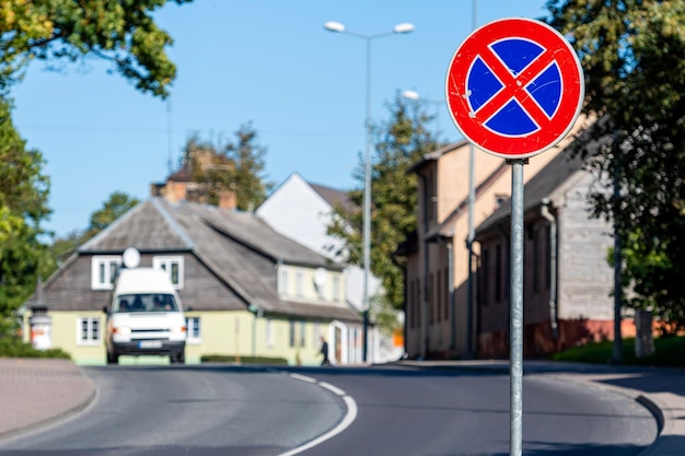 Straatbeeld in een kleine stad met een verkeersbord op de voorgrond en onscherp verkeer op de achtergrond