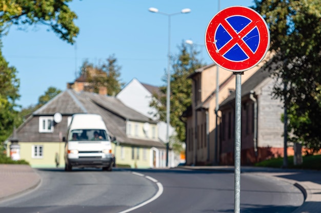 Straatbeeld in een kleine stad met een verkeersbord op de voorgrond en onscherp verkeer op de achtergrond