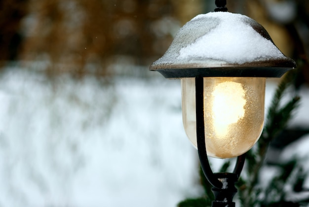 Foto straatbeeld met lantaarn en sneeuw
