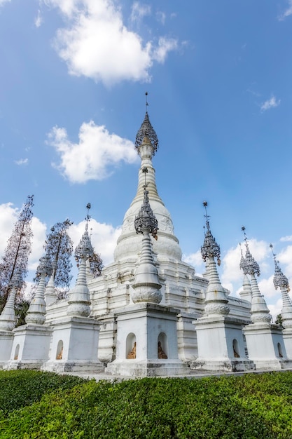 Straatbeeld van de boeddhistische witte pagode in Zuidoost-Azië