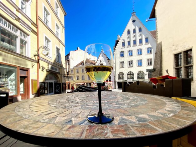 straatcafé glas wijn en kopje koffie op tafel in de oude binnenstad van Tallinn