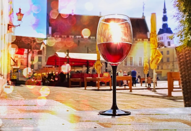 straatcafé glas wijn en kopje koffie op tafel in de oude binnenstad van Tallinn