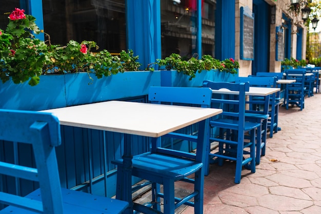 Straatcafé in blauwe tinten lege tafels in istanbul