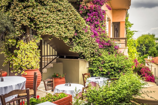 Straatcafé met bloemen en planten in Plaka district Athene Griekenland