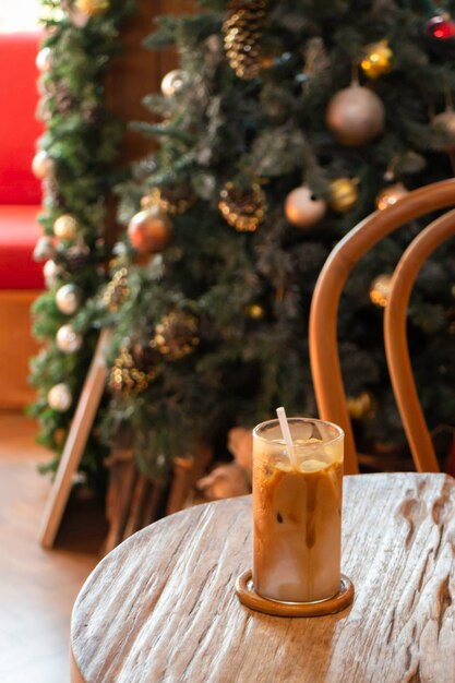 Straatcafé met kerstversiering