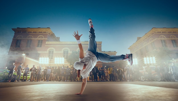 Foto straatdanseres meisje dans breakdance op avondstraat