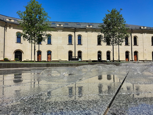 Straatfonteinen gemaakt van tegels in een vierkant op de achtergrond van een gebouw in een korte belichtingstijd