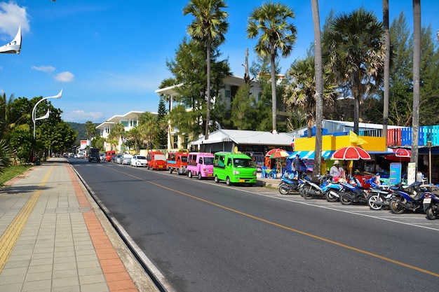 Straathandel, tuk-tuk en huur scooters op de srteet in Phuket. Thailand.