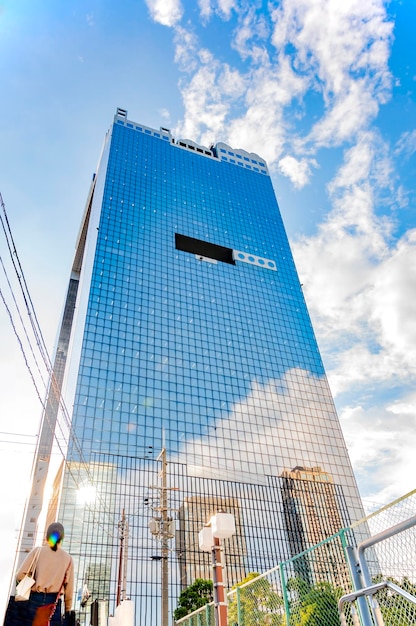 Straathefboombeeld van het Umeda-hemelgebouw in Osaka, Japan