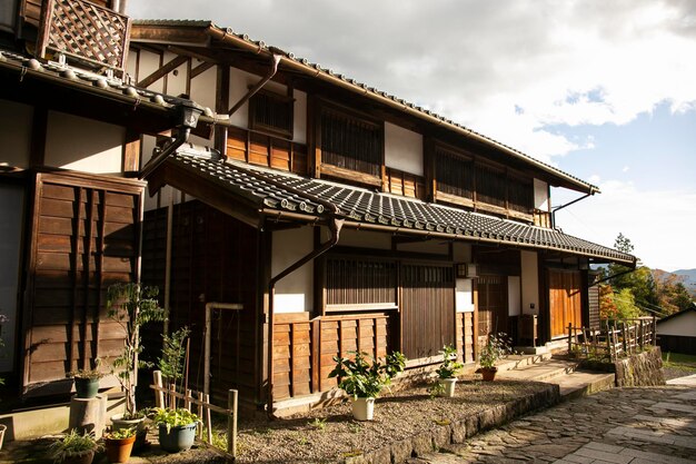 Straatjes en traditionele Japanse huizen in de stad Magome Juku langs het Nakasendo-pad in de Kiso-vallei