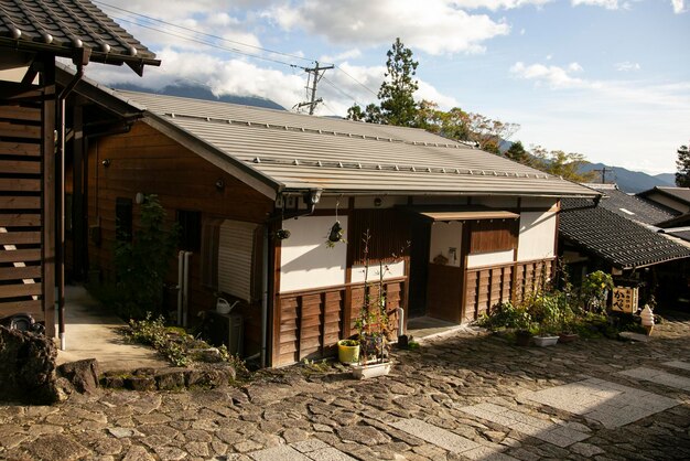 Straatjes en traditionele Japanse huizen in de stad Magome Juku langs het Nakasendo-pad in de Kiso-vallei