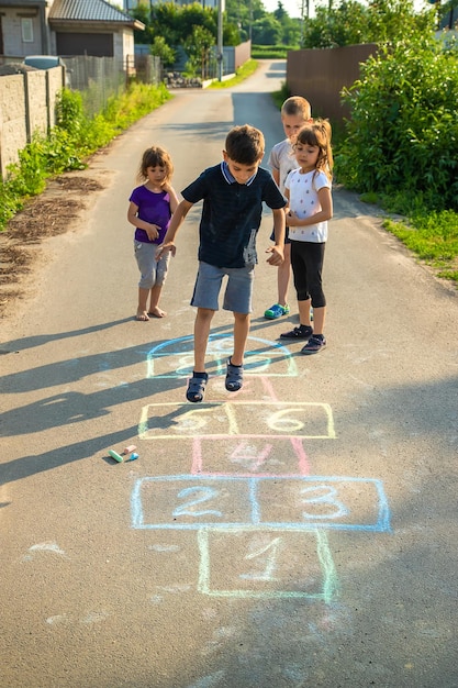 Straatkinderspellen in klassiekers. Selectieve aandacht.