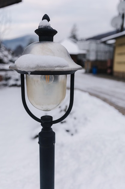 Straatlantaarn bedekt met sneeuw winterweer