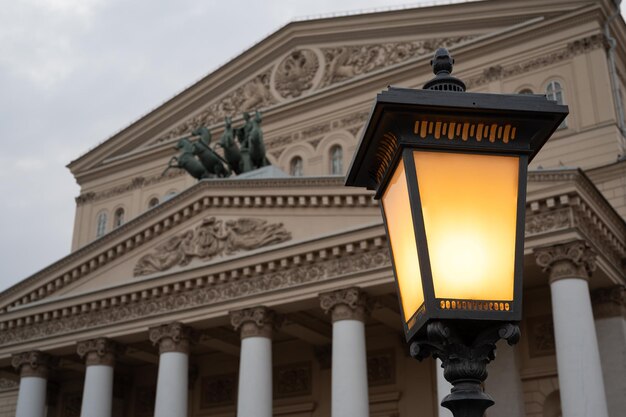 Straatlantaarn voor de gevel van het Bolshoi-theater in Moskou