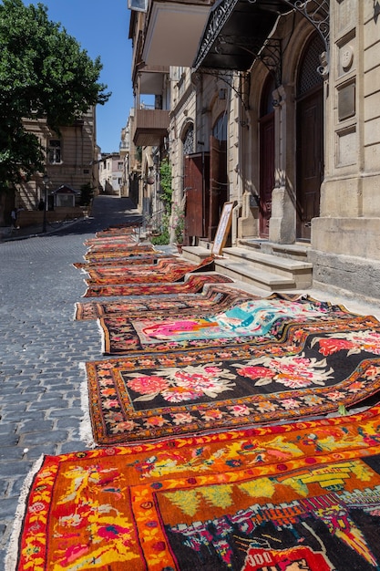 Straatmarkt met veel kleurrijke tapijten op geplaveide straat in de oude stad Baku Azerbeidzjan