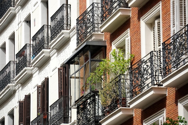 Straatmening die omhoog kijkt naar flatgebouw in de stad Madrid. Traditionele architectuur van Madrid, Spanje