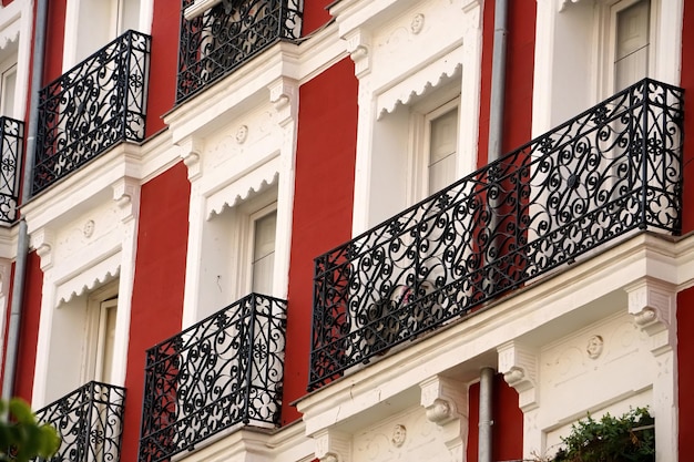 Straatmening die omhoog kijkt naar flatgebouw in de stad Madrid. Traditionele architectuur van Madrid, Spanje