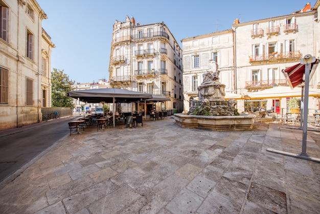 Straatmening in de oude stad met caféterras in de stad Montpellier in de regio Occitanie in Frankrijk